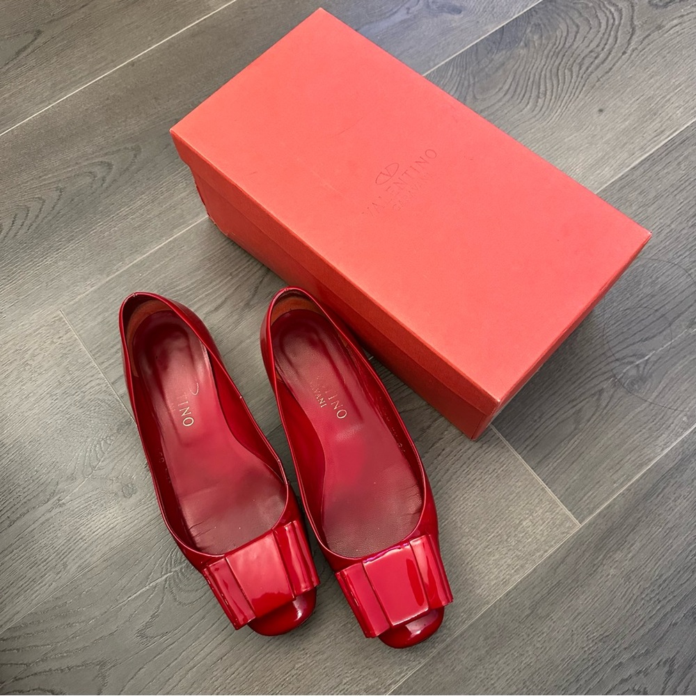 VTG Valentino patent red leather bow flats (Sz 37)
